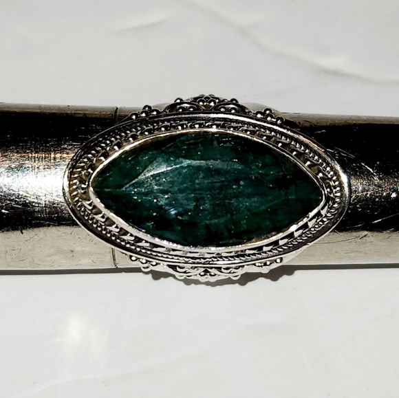 Sterling Silver Intricate Artistry Oval set Green Ring- Size 6. - Picture 2 of 9